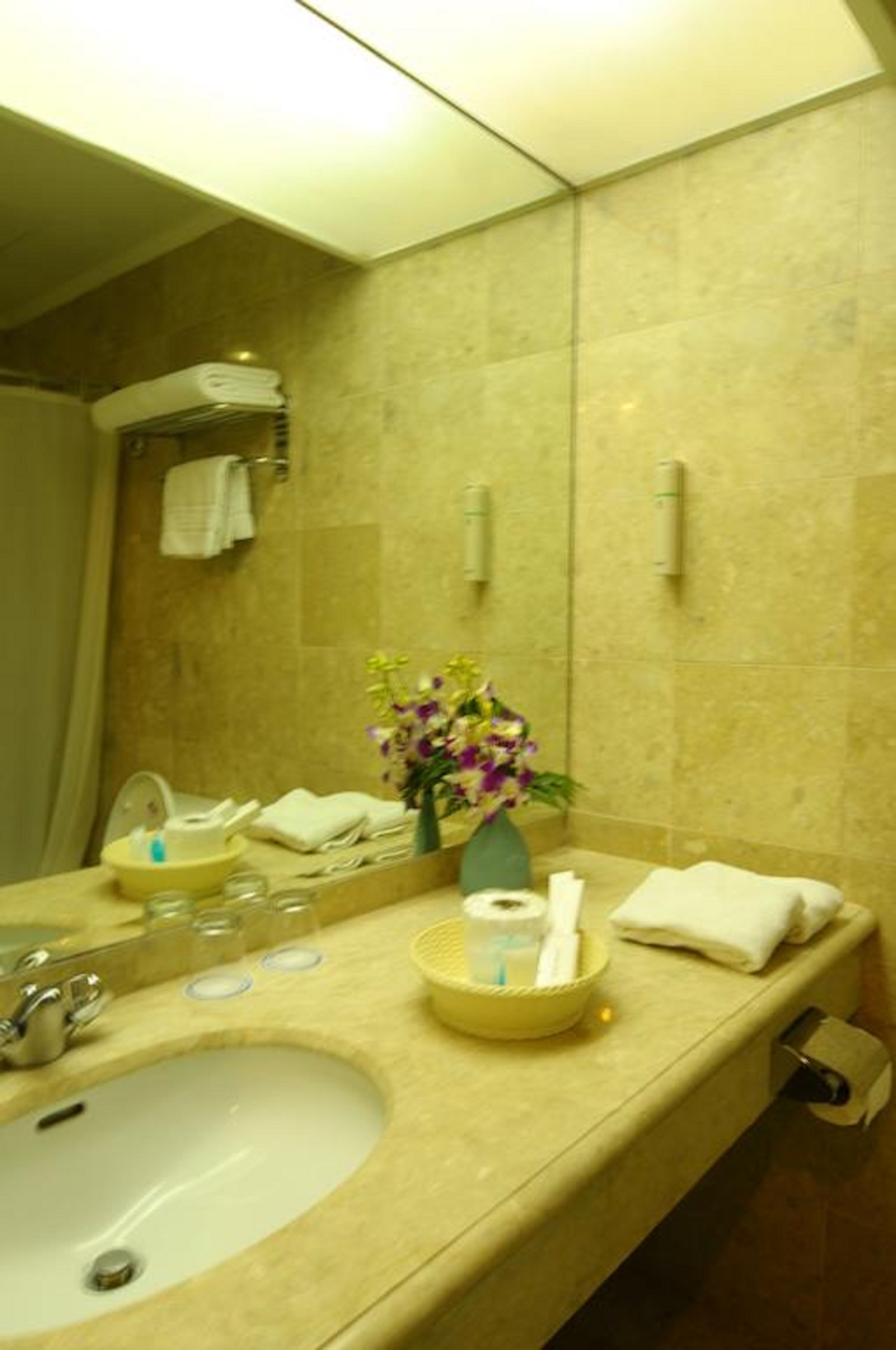 OXFORD SUITES MAKATI 41/41