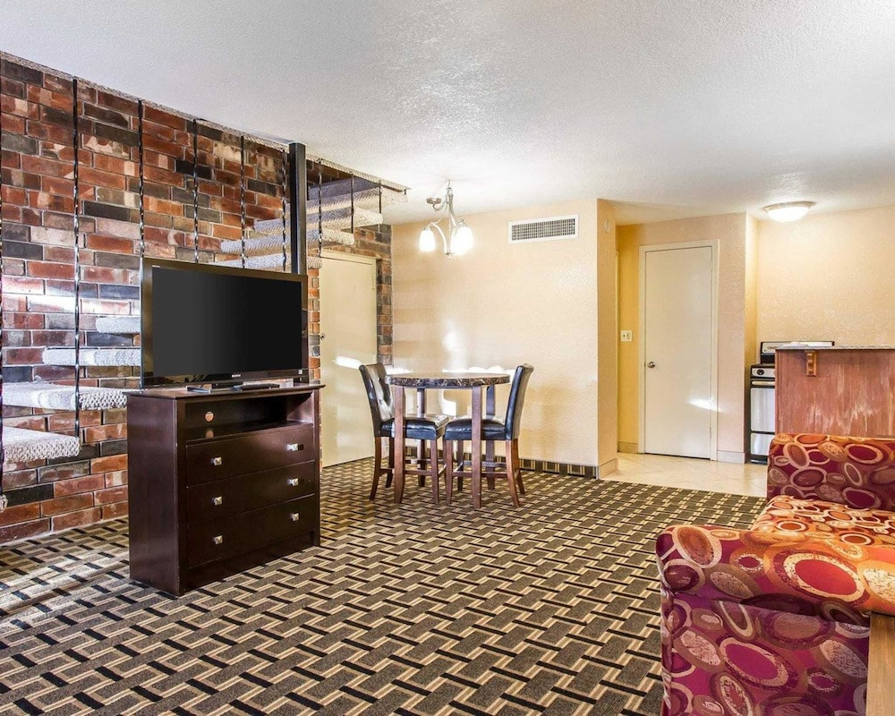 Quality Inn Ada near University 39/43
