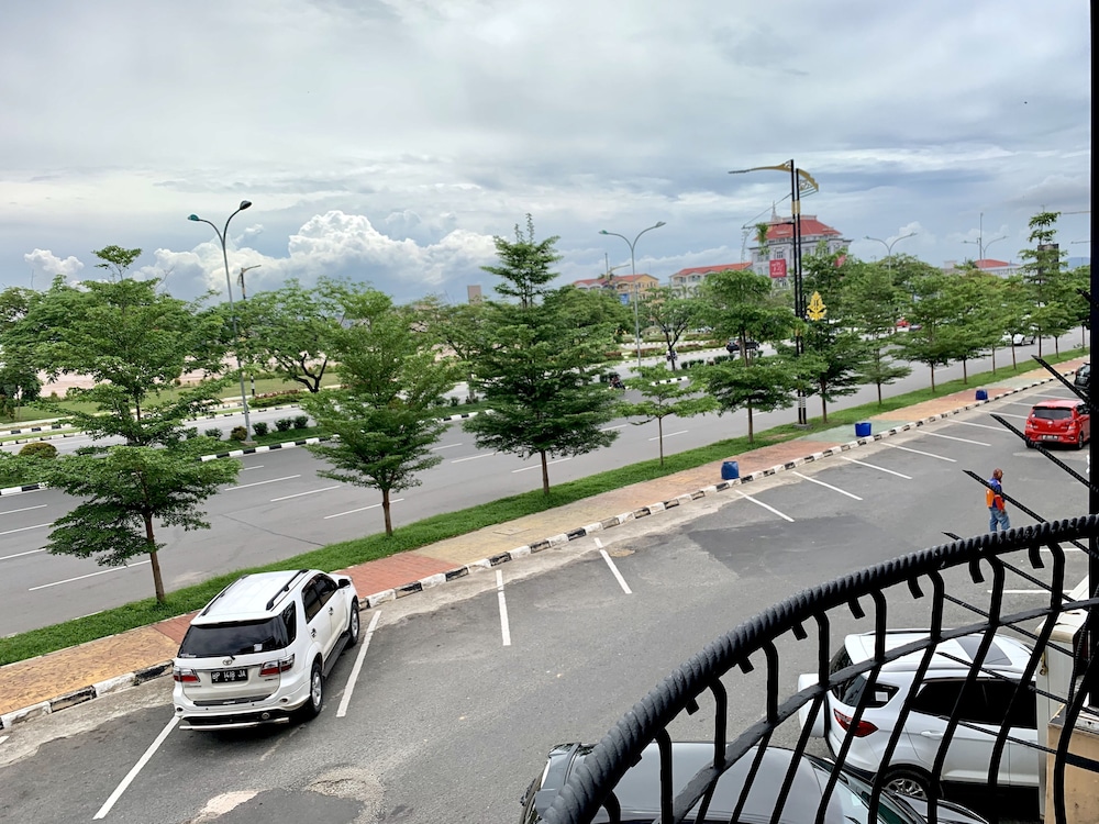 SKY VIEW HOTEL 37/44