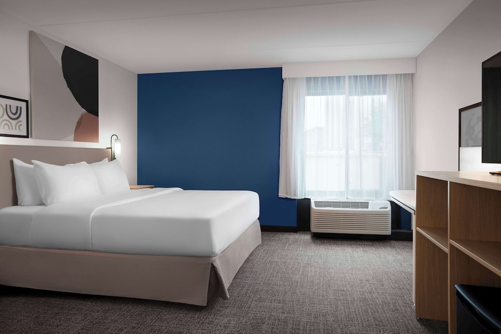 SUITE, KING BED, ACCESSIBLE