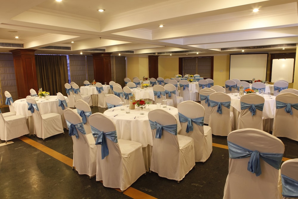 Le Lac Sarovar Portico 47/56