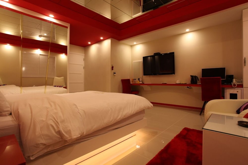 S-Petite Hotel 5/30
