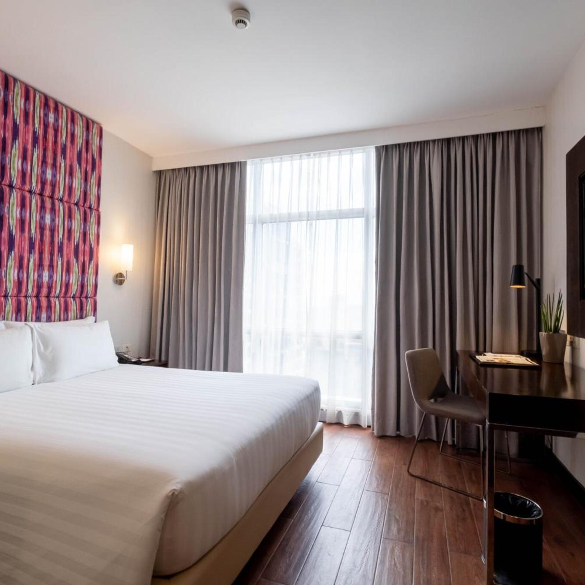 STANDARD, QUEEN BED