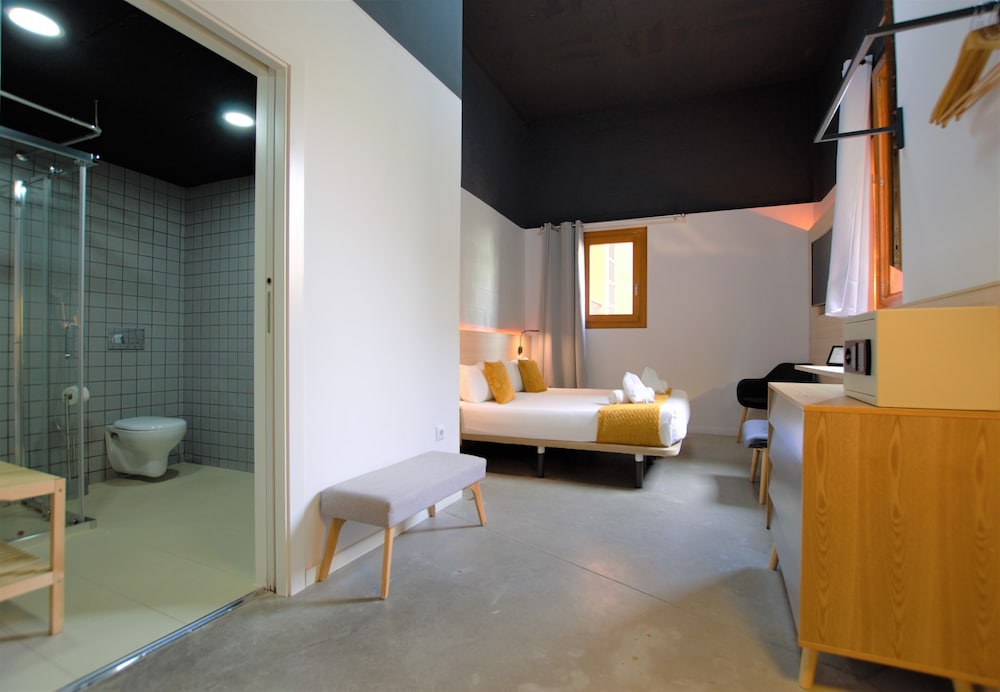 BRICK HOTEL 22/38