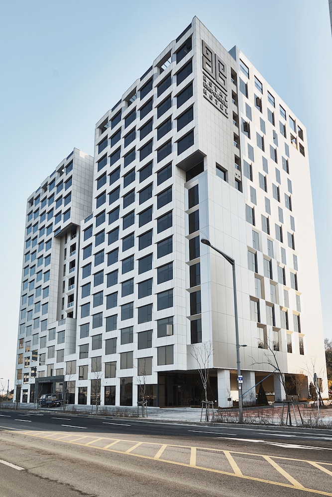 Royal Emporium Hotel 63/72