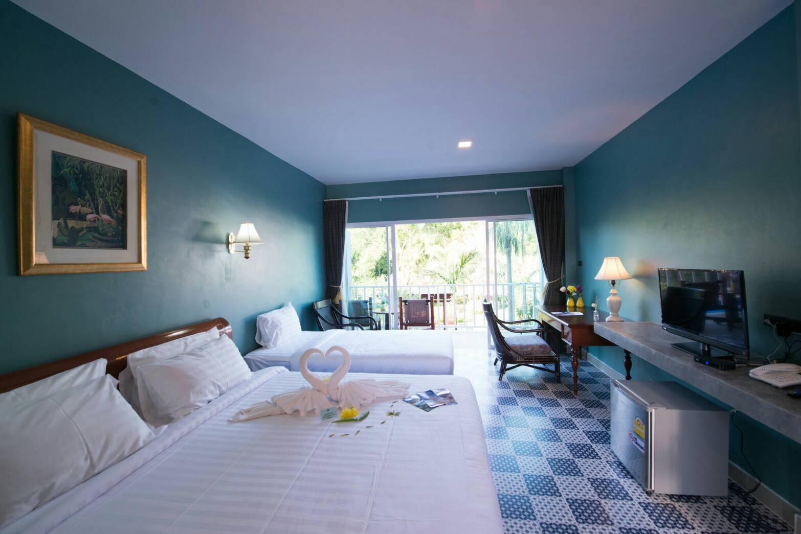 Deluxe, Double and Twin Beds, Pool Side