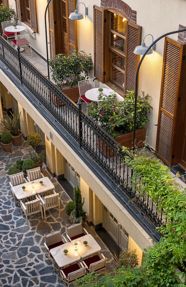 Ecole St. Pierre Hotel 5/50