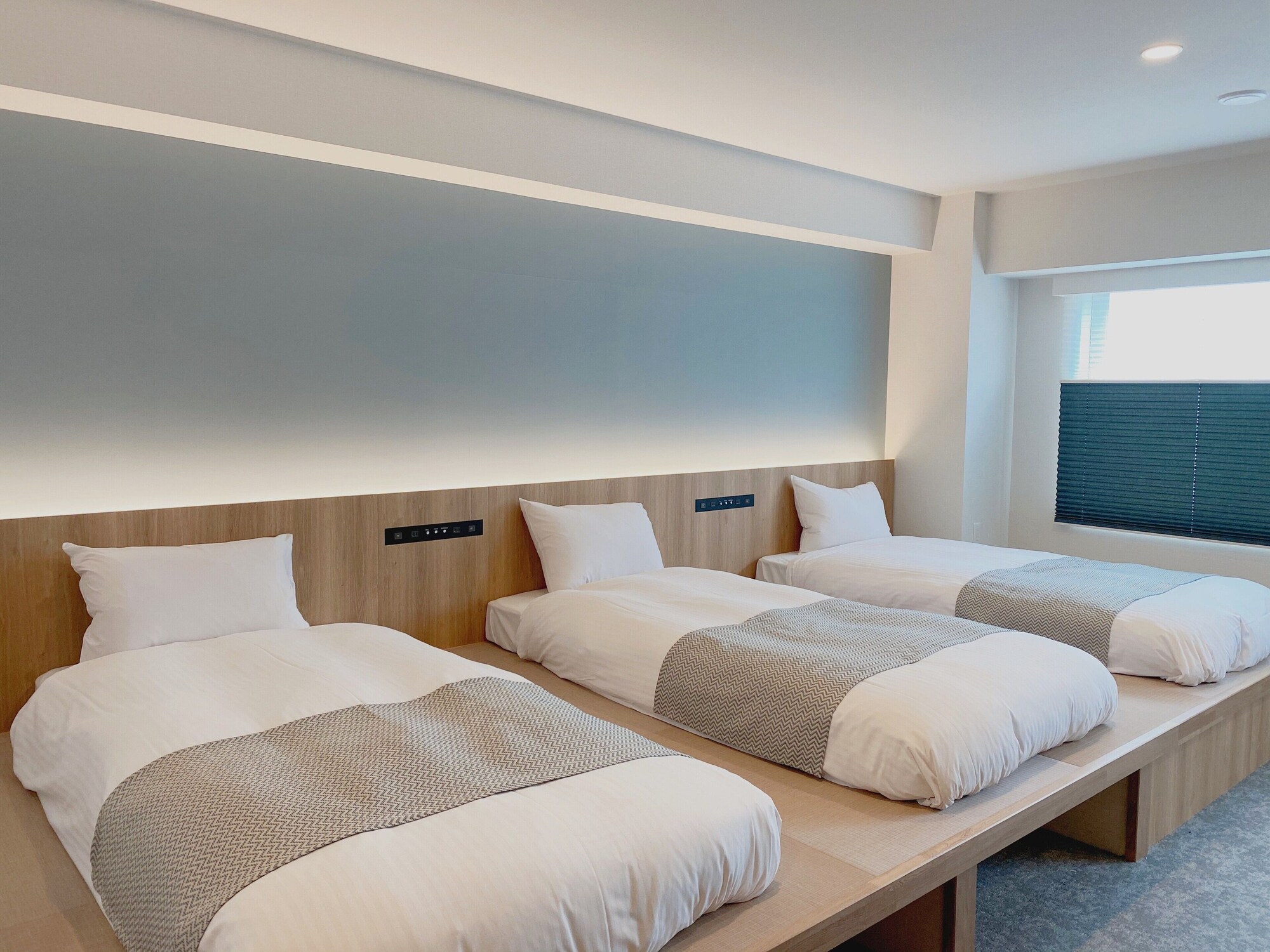 ROOM, 5 PEOPLE