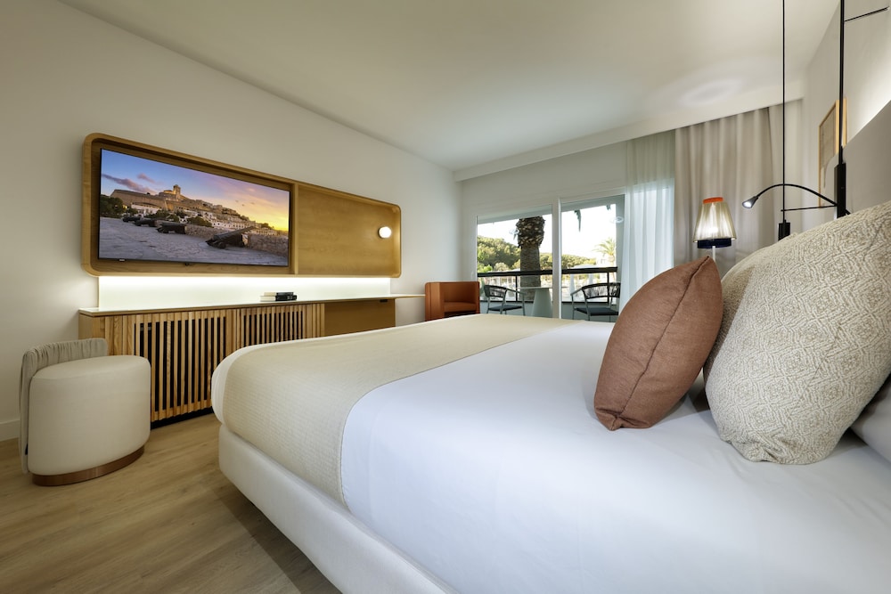 غرفة ديلوكس بسرير كينج بإطلالة على الحديقة، GRAND PALLADIUM PALACE IBIZA RESORT 4/6
