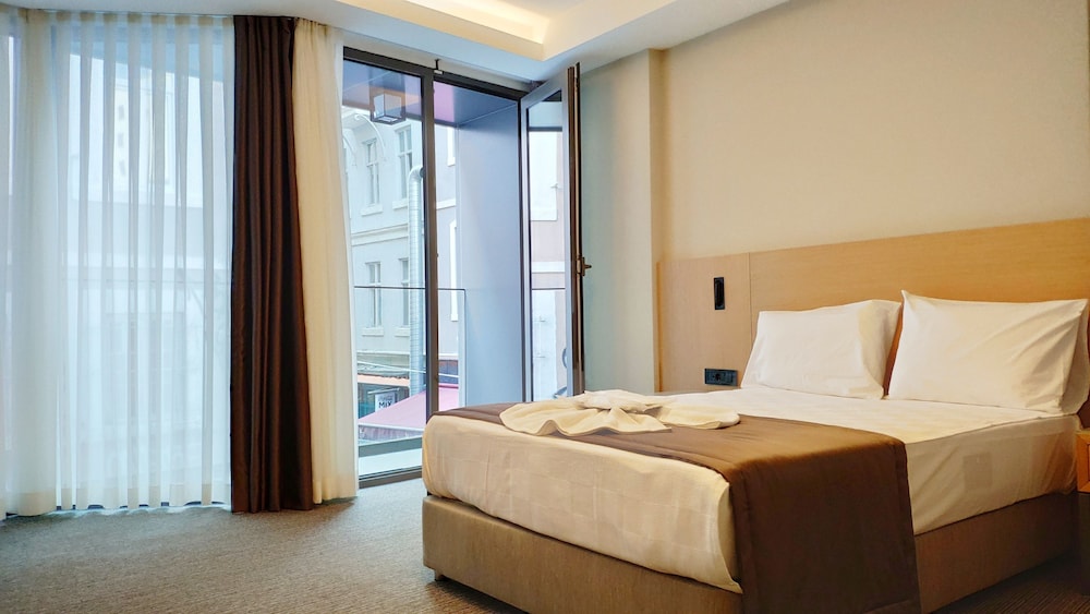 Triada Hotel Karakoy 39/65
