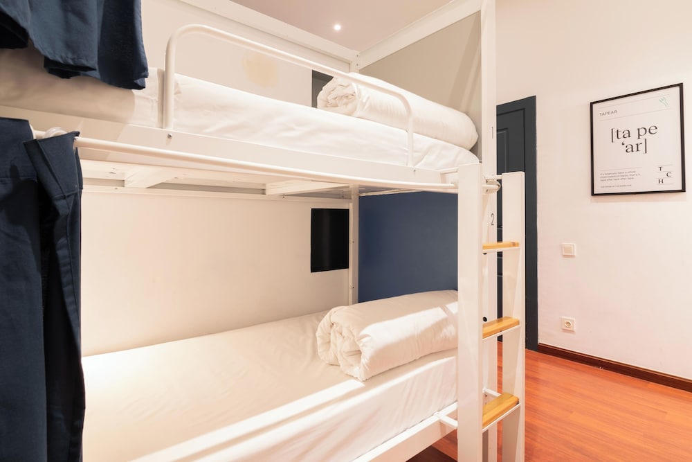 PRIVATE, 6 BEDS, SHARED BATHROOM