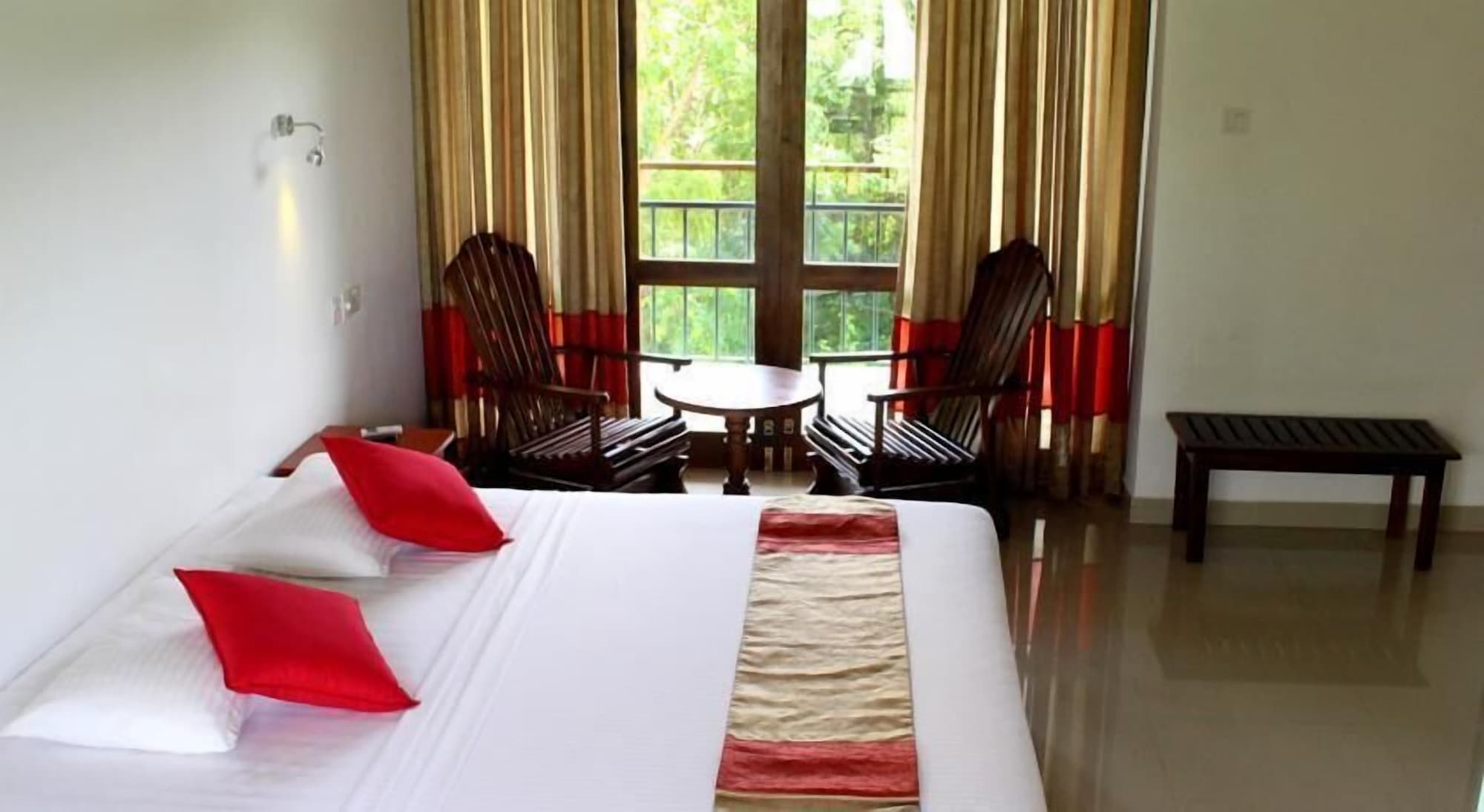 DELUXE, DOUBLE OR TWIN BED, POOL VIEW