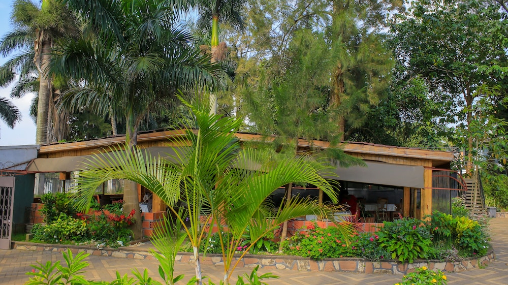 Saffron Beach Bistro & Cottages 5/50