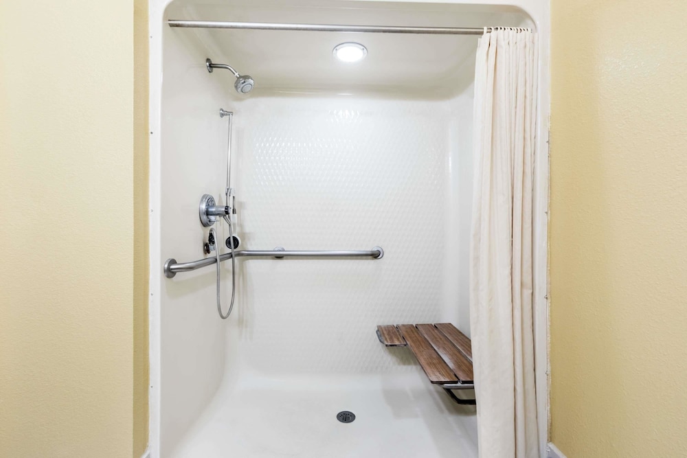غرفة بسريرين مزدوجين، Super 8 by Wyndham Midland 4/4