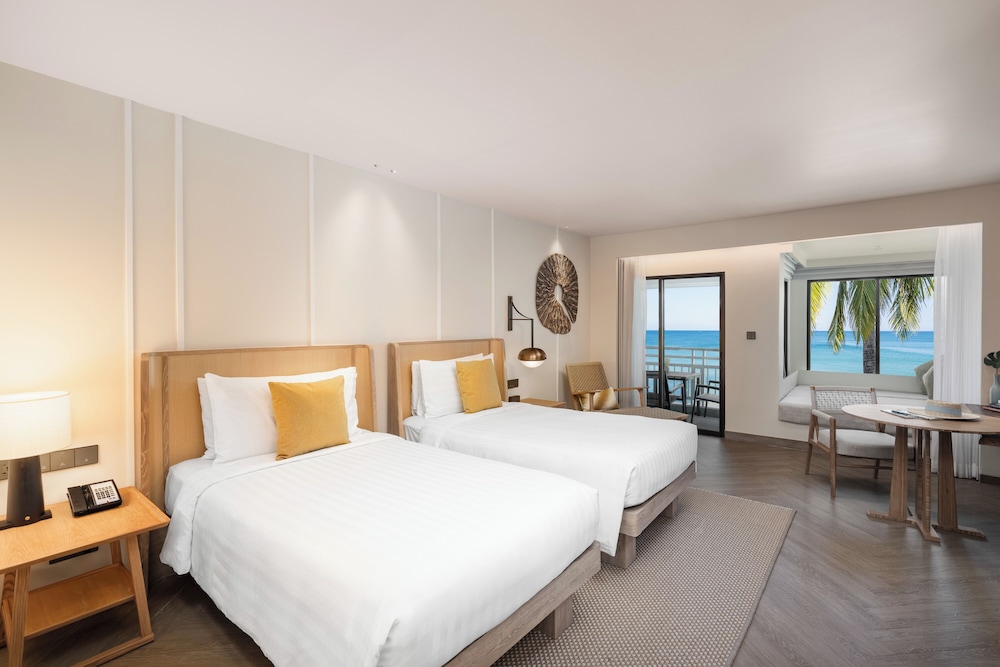 CLUB, TWIN BEDS, OCEAN FRONT