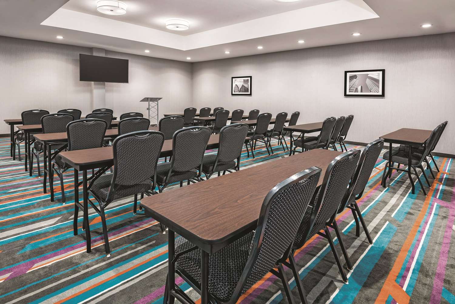 La Quinta Inn & Suites by Wyndham Dallas Grand Prairie North 36/42