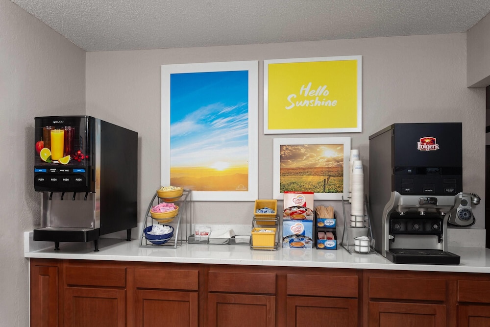 Days Inn & Suites by Wyndham Kaukauna WI 36/58