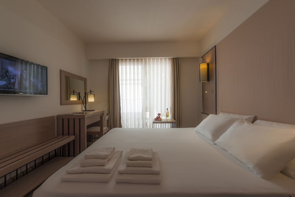 Standard, Double or Twin Bed, LIV HOTEL BY BELLAZURE 2/3