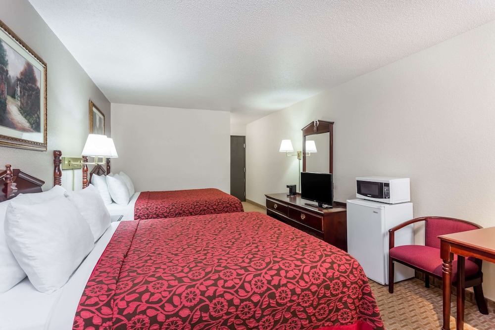 Days Inn & Suites by Wyndham Kaukauna WI 22/58