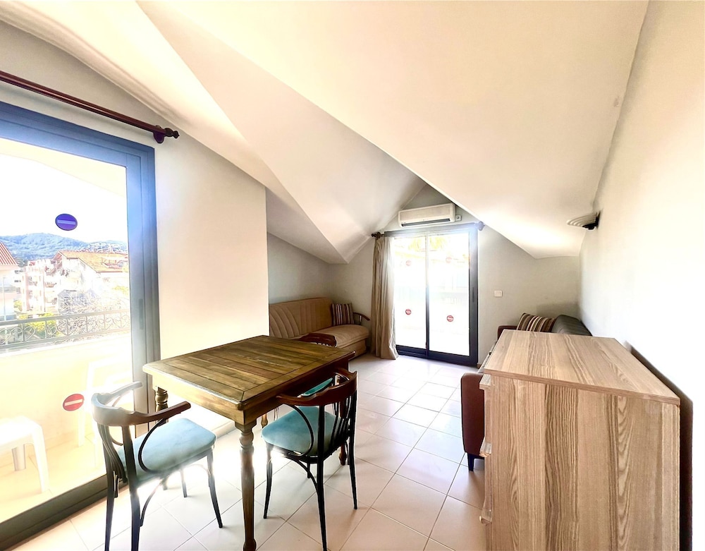 ECONOMY, PENTHOUSE