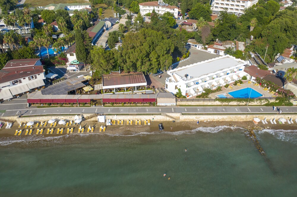SIDE BEACH CLUB 4/33