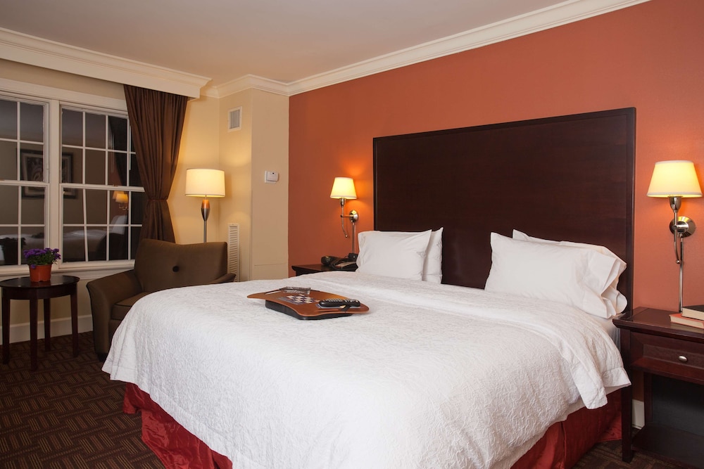 Hampton Inn and Suites Stamford 16/46