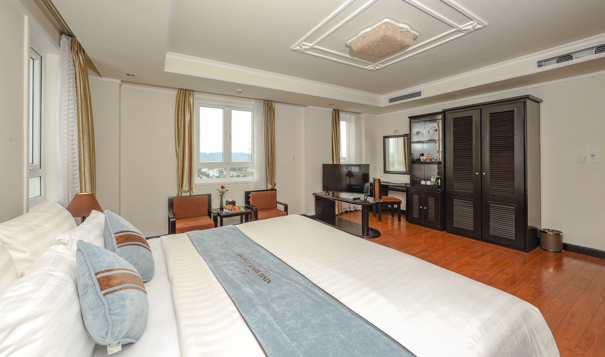 Suite, King Bed, French Building