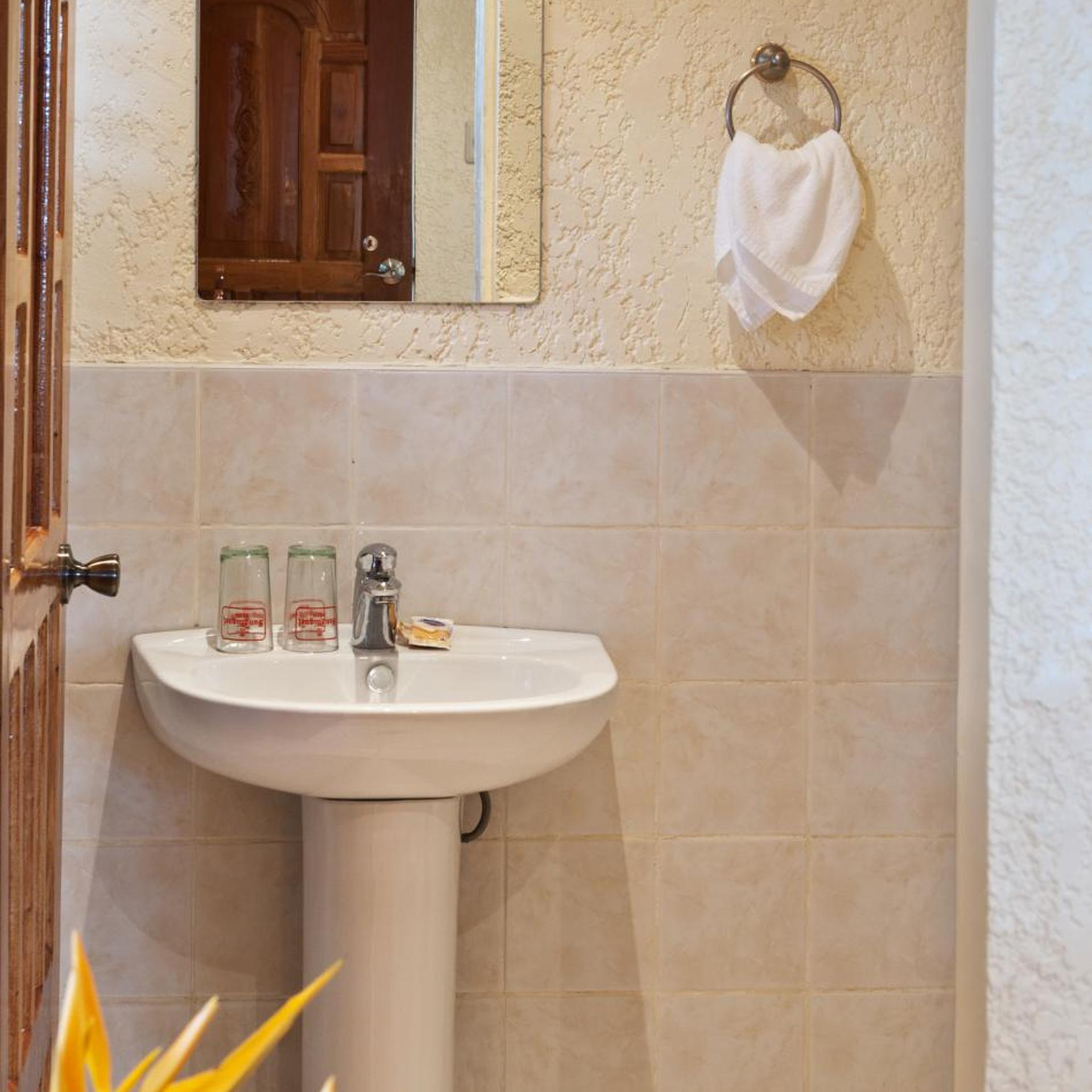 Deluxe, Double Bed, Sea View, Balcony, Easy Diving And Beach Resort 4/5