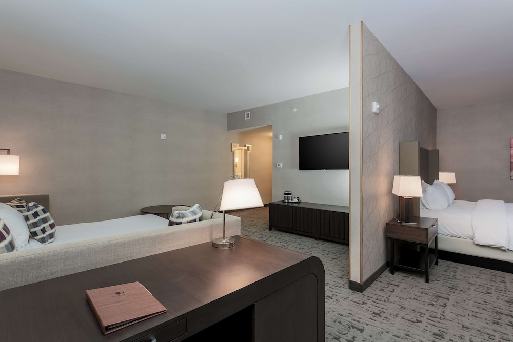 DOUBLETREE BY HILTON EVANSVILLE 20/74