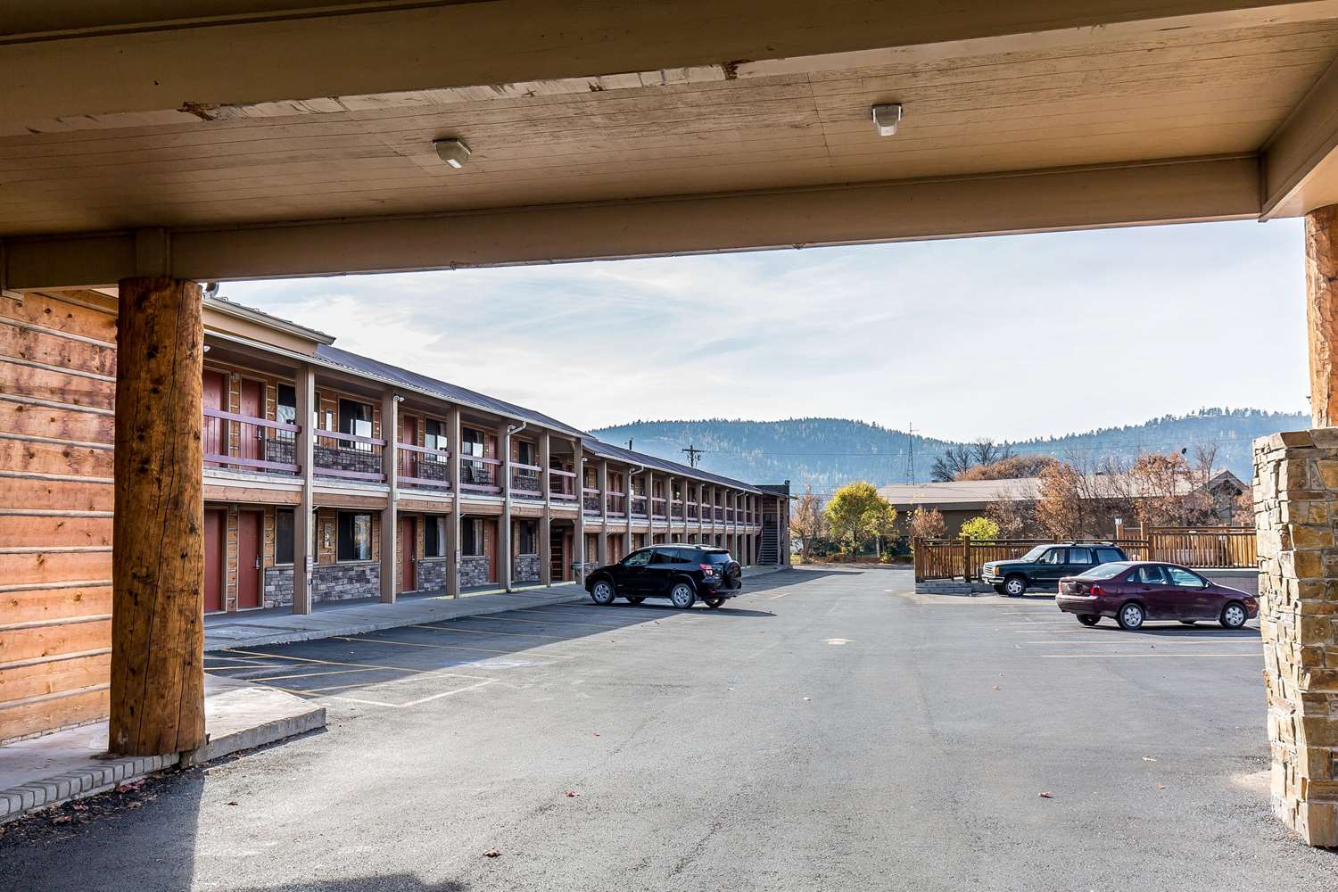 Econo Lodge Inn & Suites Kalispell - Glacier National Park Gateway 2/2