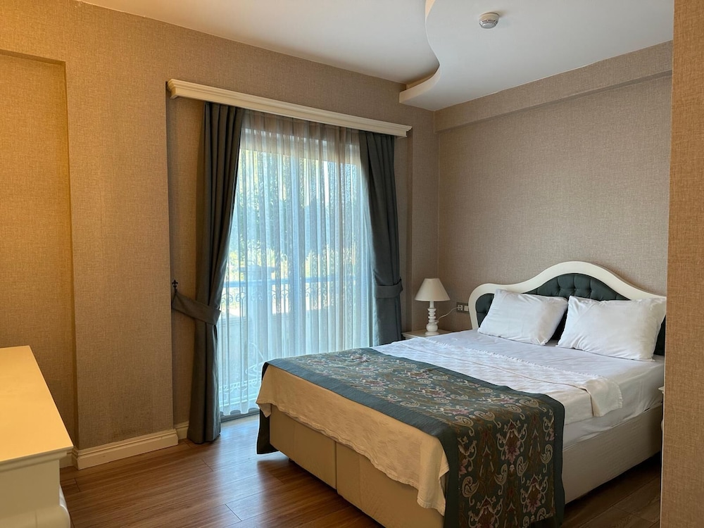 1 BEDROOM, CONDO, BASIC, GARDEN VIEW