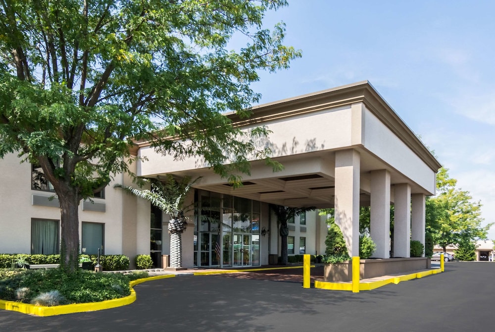 The Plaza Inn & Suites 25/28