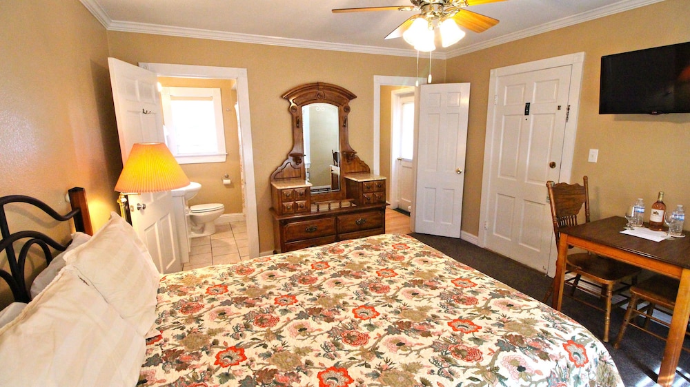 Peach Tree Inn & Suites 19/67
