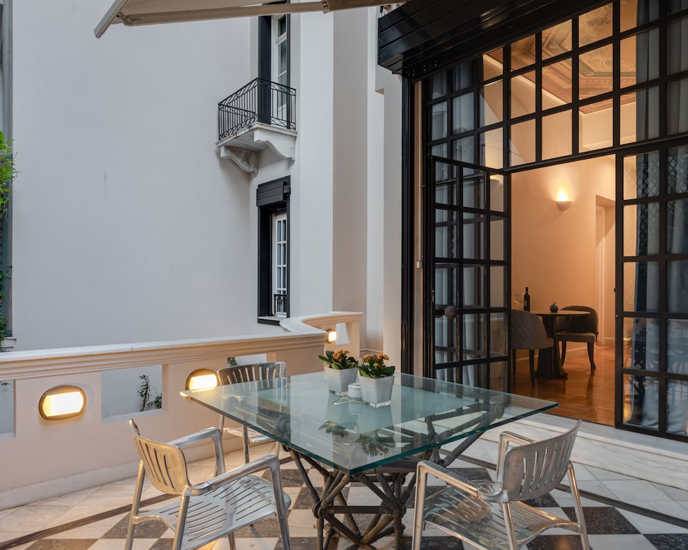33 Solonos Suites 42/50