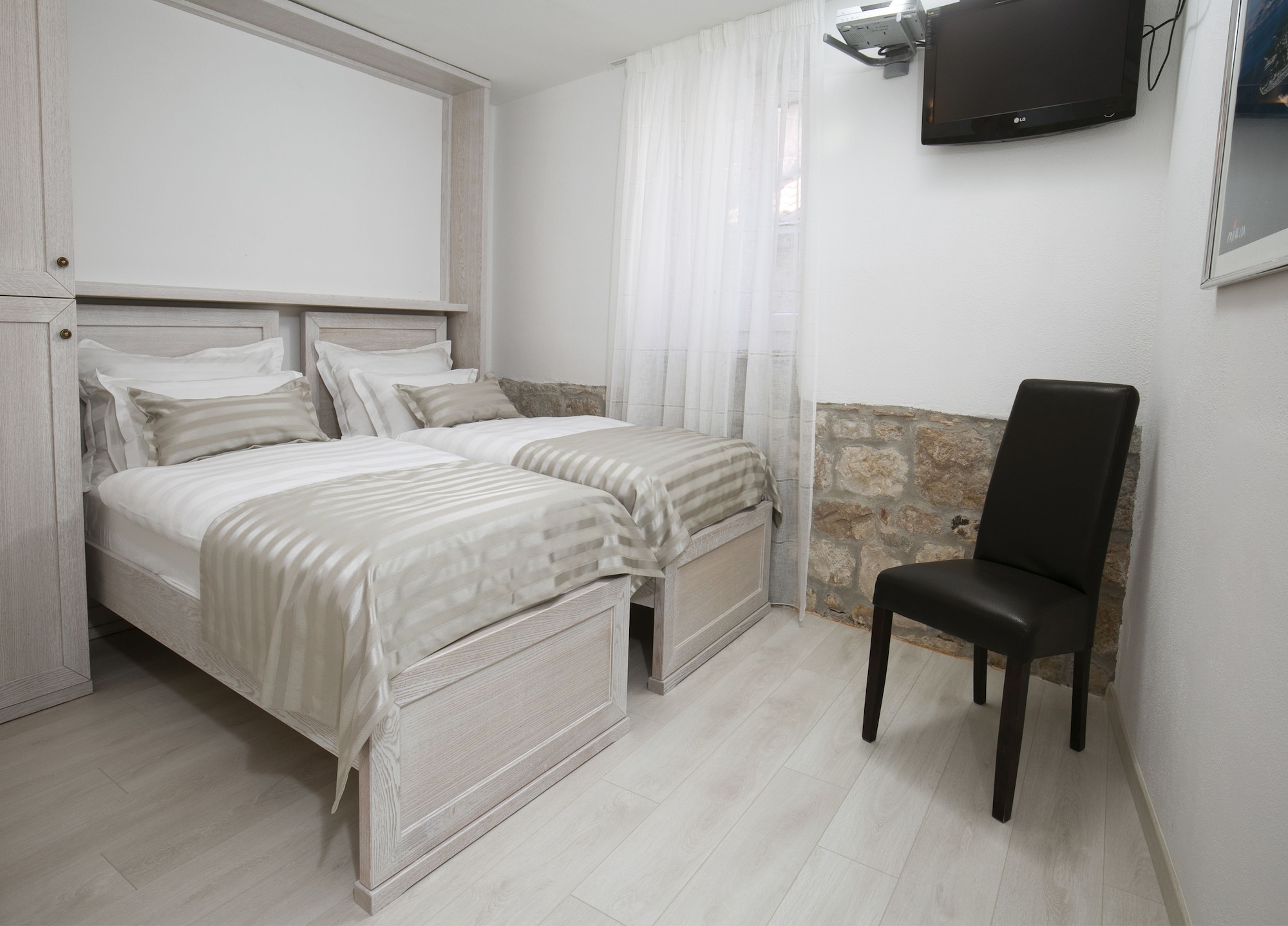 ROOM, TWIN BEDS, LARGE