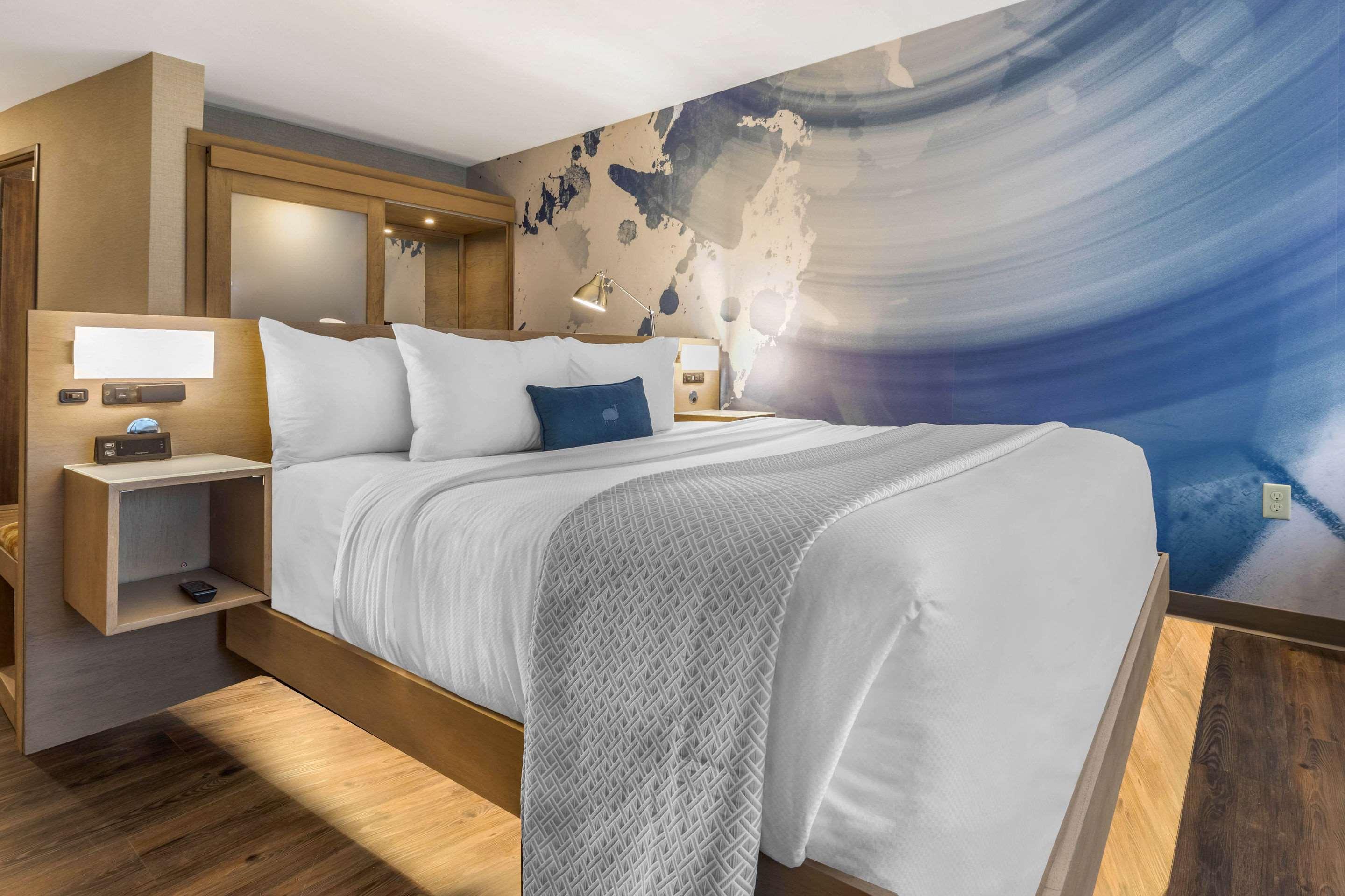 ROOM, KING BED