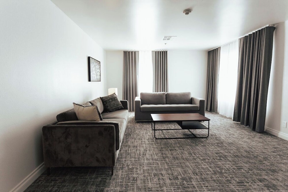 Vinland Hotel and Lounge 49/71