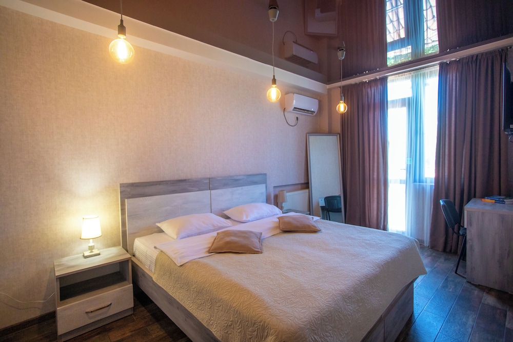 جناح بسرير كوين بإطلالة على الفناء مع أريكة، Hotel Terrace Kutaisi 2/3