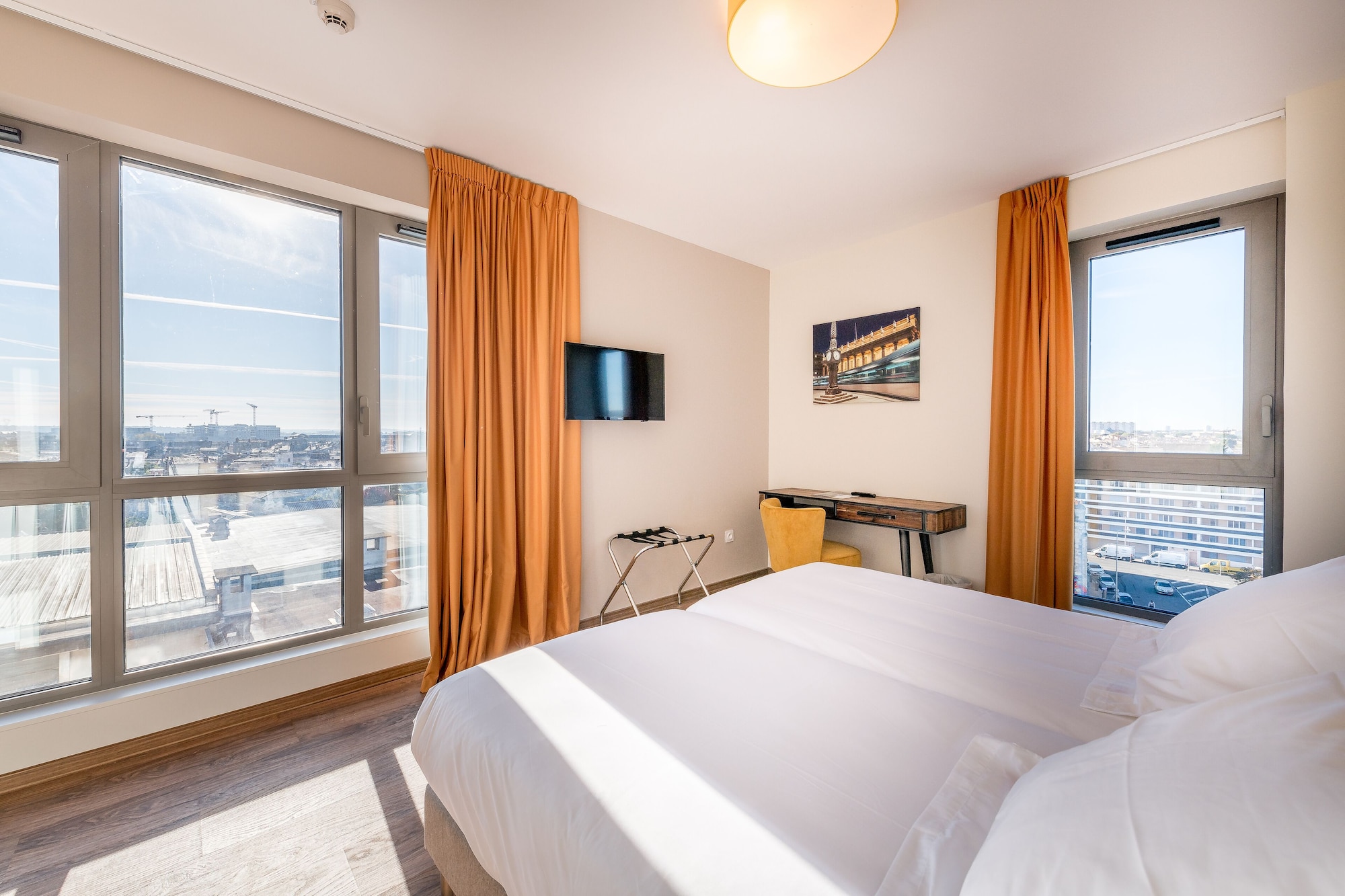 SUPERIOR, STUDIO, TWIN BEDS