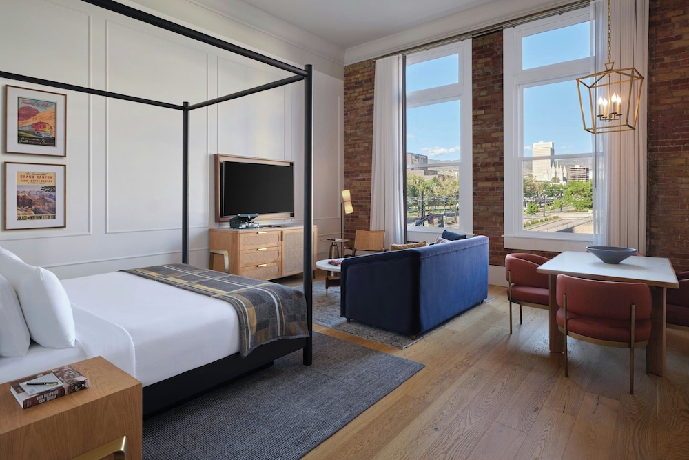 Suite, King Bed, Downtown View, Sofa
