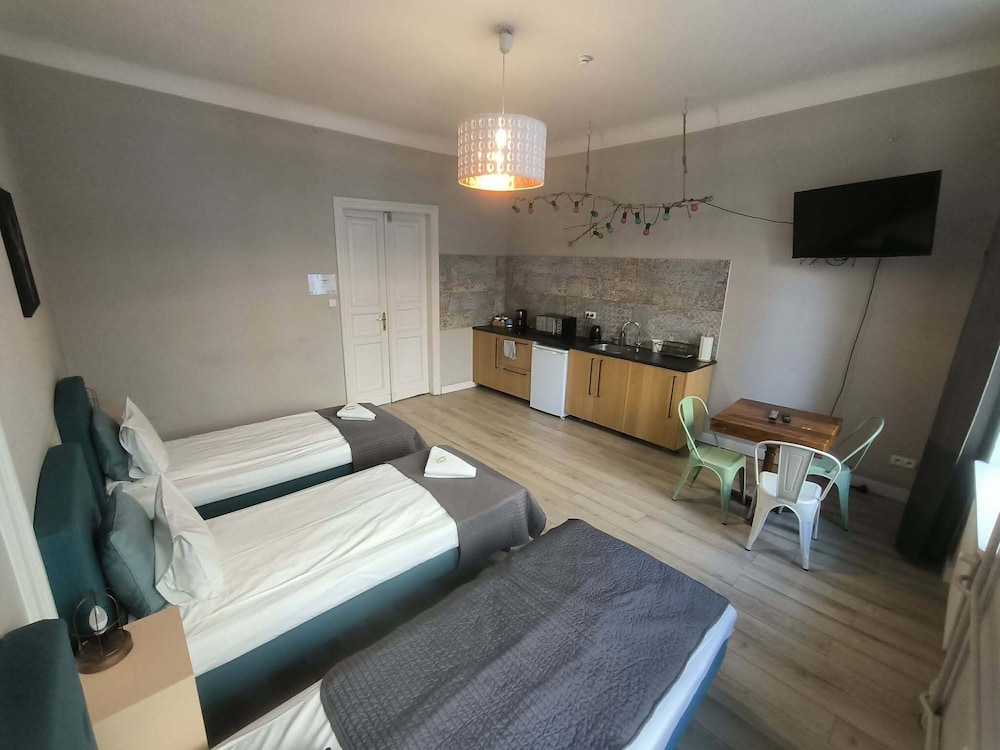 ROOM, TRIPLE, KITCHENETTE