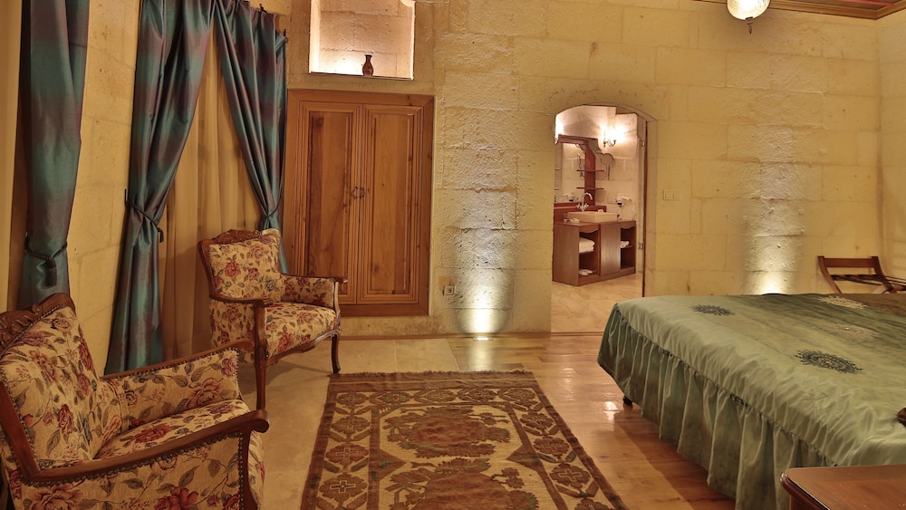 Golden Cave Suites 18/55
