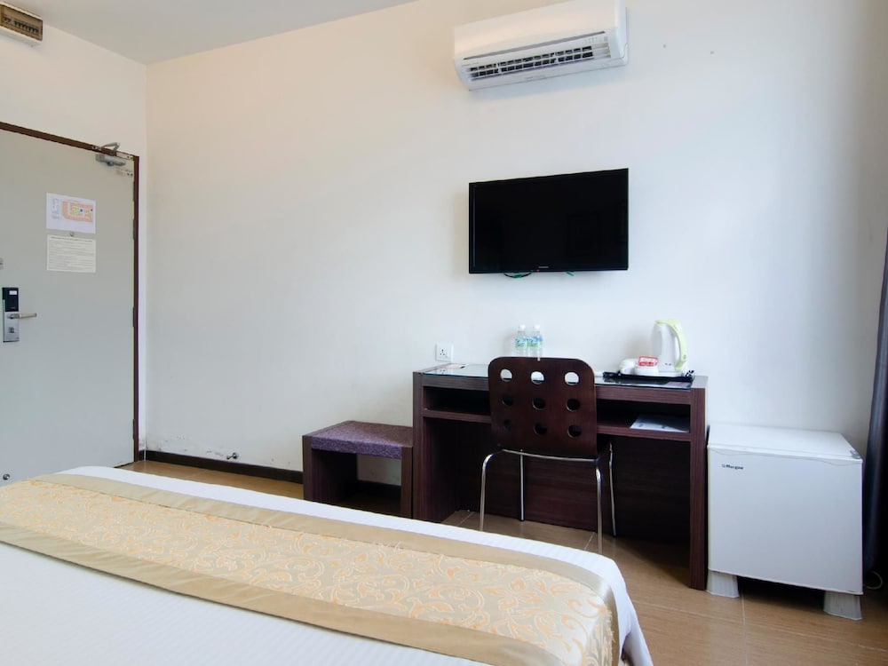 8 Days Boutique Hotel Mount Austin 49/57