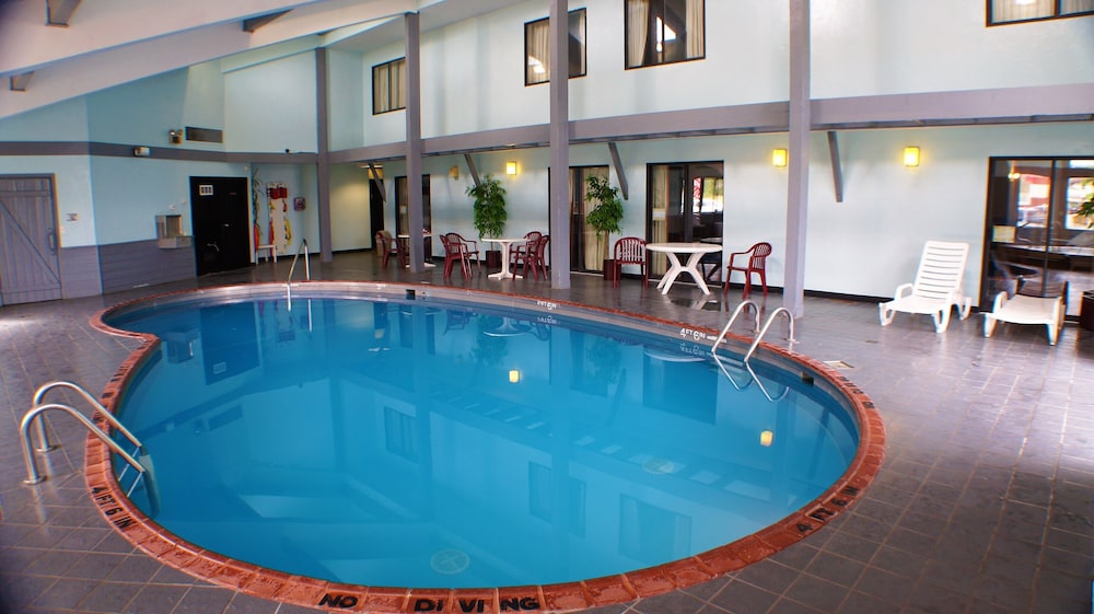 Pictured Rocks Inn & Suites 38/70