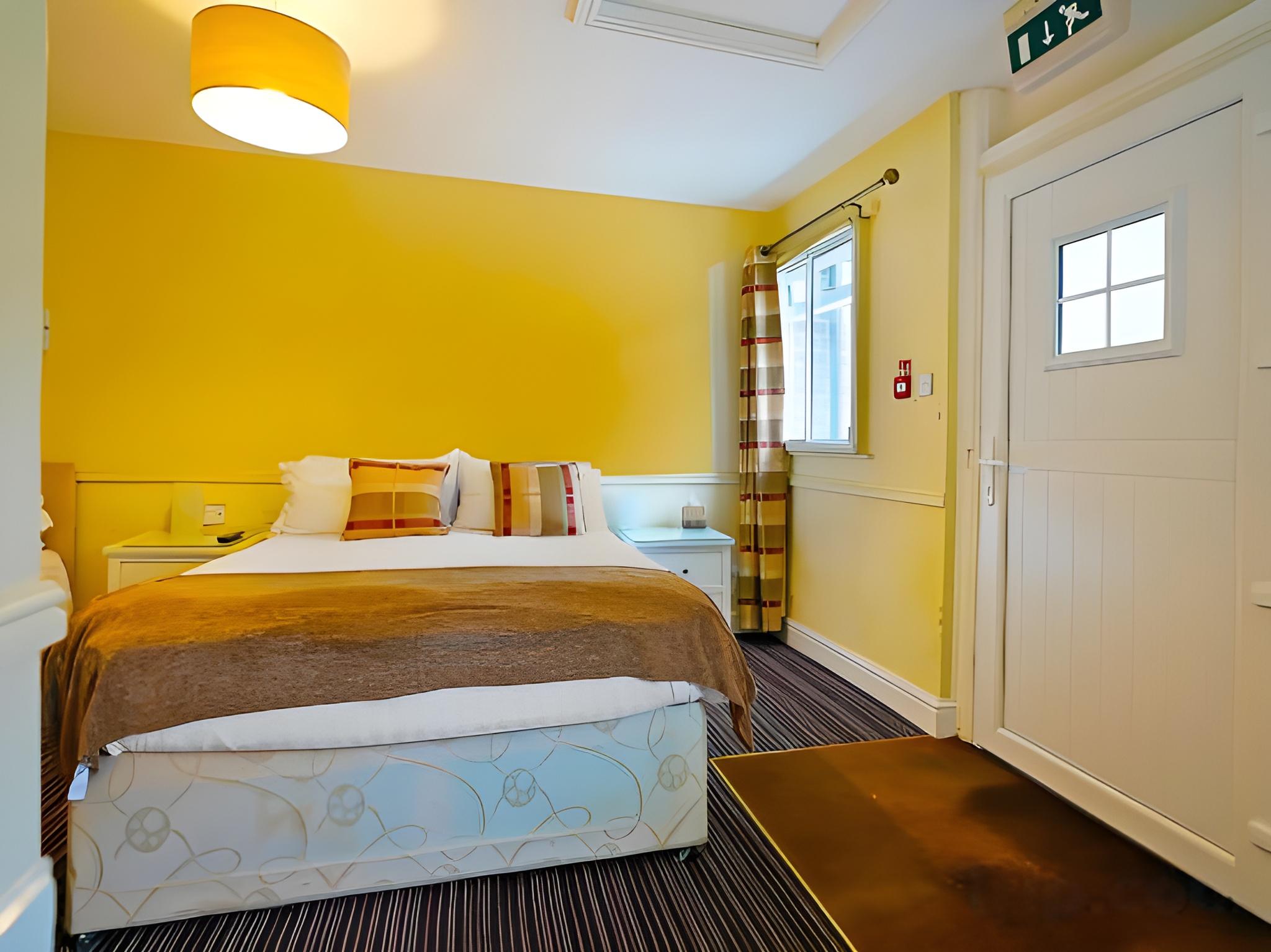 3 Rooms, Family, 1 Queen and 1 Single Bed