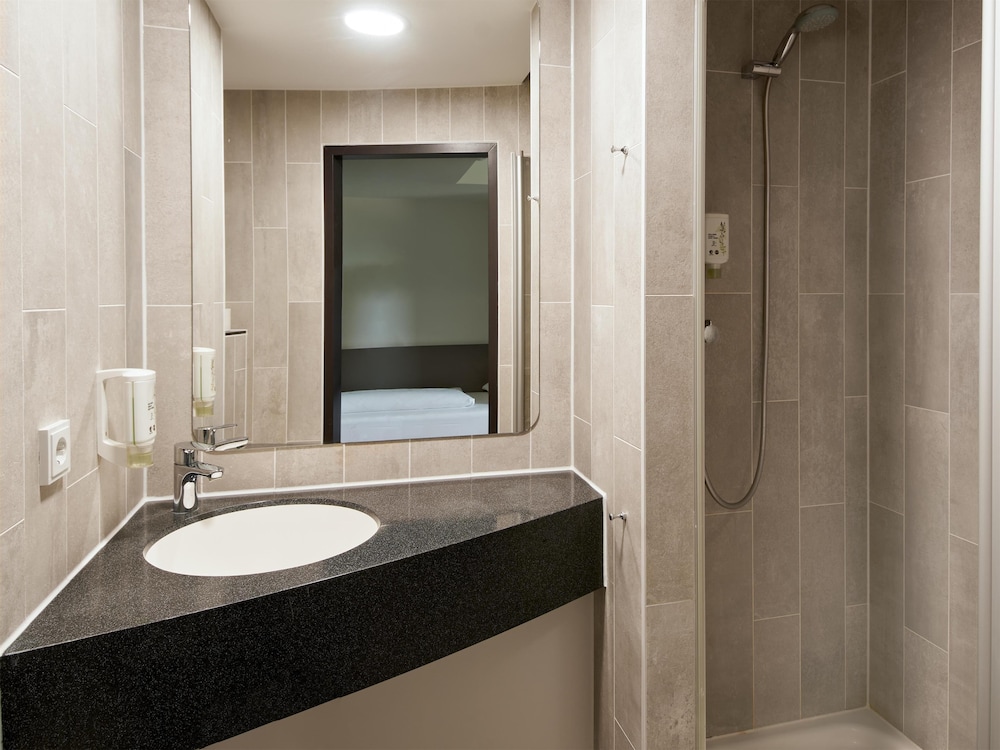 Room, Quadruple, Bunk Bed, Queen Bed, B&B Hotel Darmstadt 7/7