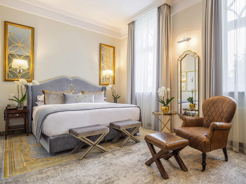 DELUXE, KING BED