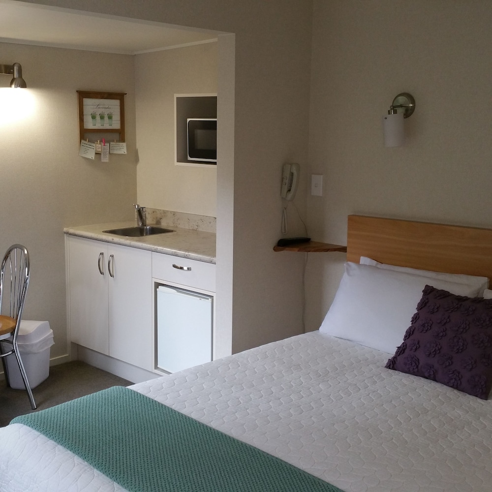 Cottage Mews Motel 18/72