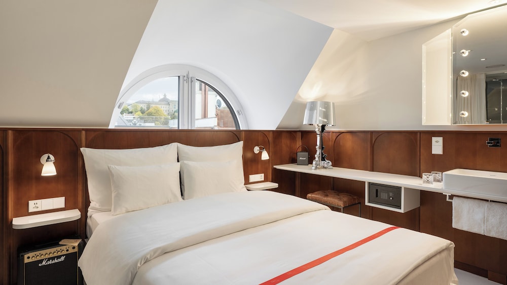 Nest, Queen Bed