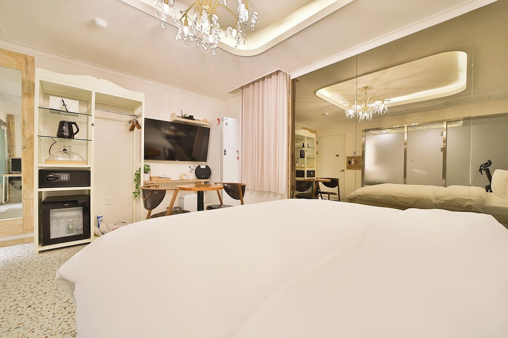 Hotel February Dongdaegu 16/49